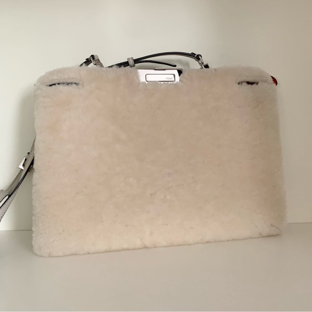 Hold Fendi shearling peekaboo bag - Picture 5 of 16